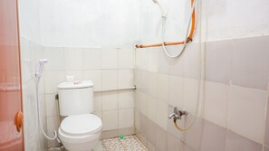 Standard Double Room | Bathroom | Shower, towels