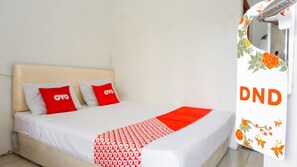 Standard Double Room | Free WiFi, bed sheets - OYO 2369 Cempaka Homestay (Rancabali)