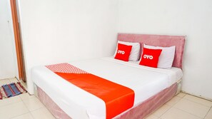 Standard Double Room | Free WiFi, bed sheets - OYO 2369 Cempaka Homestay (Rancabali)