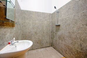 Deluxe Double Room | Bathroom | Shower, towels - OYO 2311 C9 Exclusive (Depok)