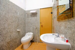 Habitación Deluxe doble | Baño | Ducha y toallas