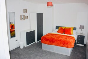 Quarto com design assinado | Ferros/tábuas de passar roupa, Wi-Fi de cortesia