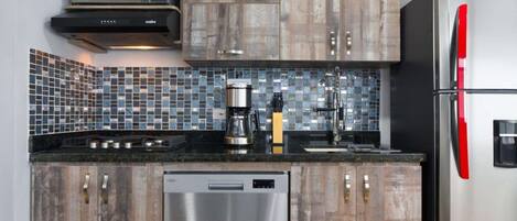 Geladeira, micro-ondas, cooktop, lava-louças