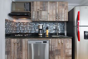 Kühlschrank, Mikrowelle, Herdplatte, Geschirrspüler