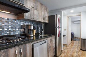 Fridge, microwave, stovetop, dishwasher