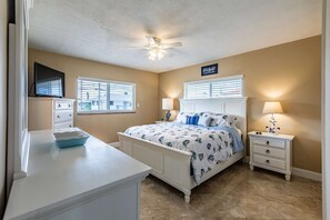 2 bedrooms, iron/ironing board, WiFi