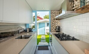 Kjøleskap, ovn, kokeplater og oppvaskmaskin