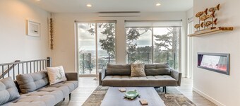 Depoe Bay Townhome w/ Deck & Stunning Ocean Views!