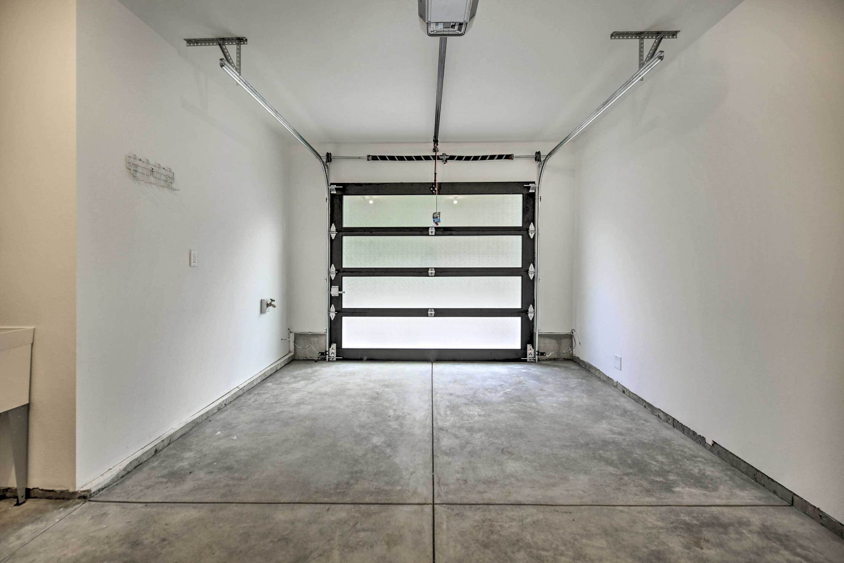 Un garage doté d’un sol en béton et d’une grande porte de garage.
