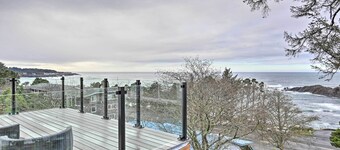 Depoe Bay Townhome w/ Deck & Stunning Ocean Views!