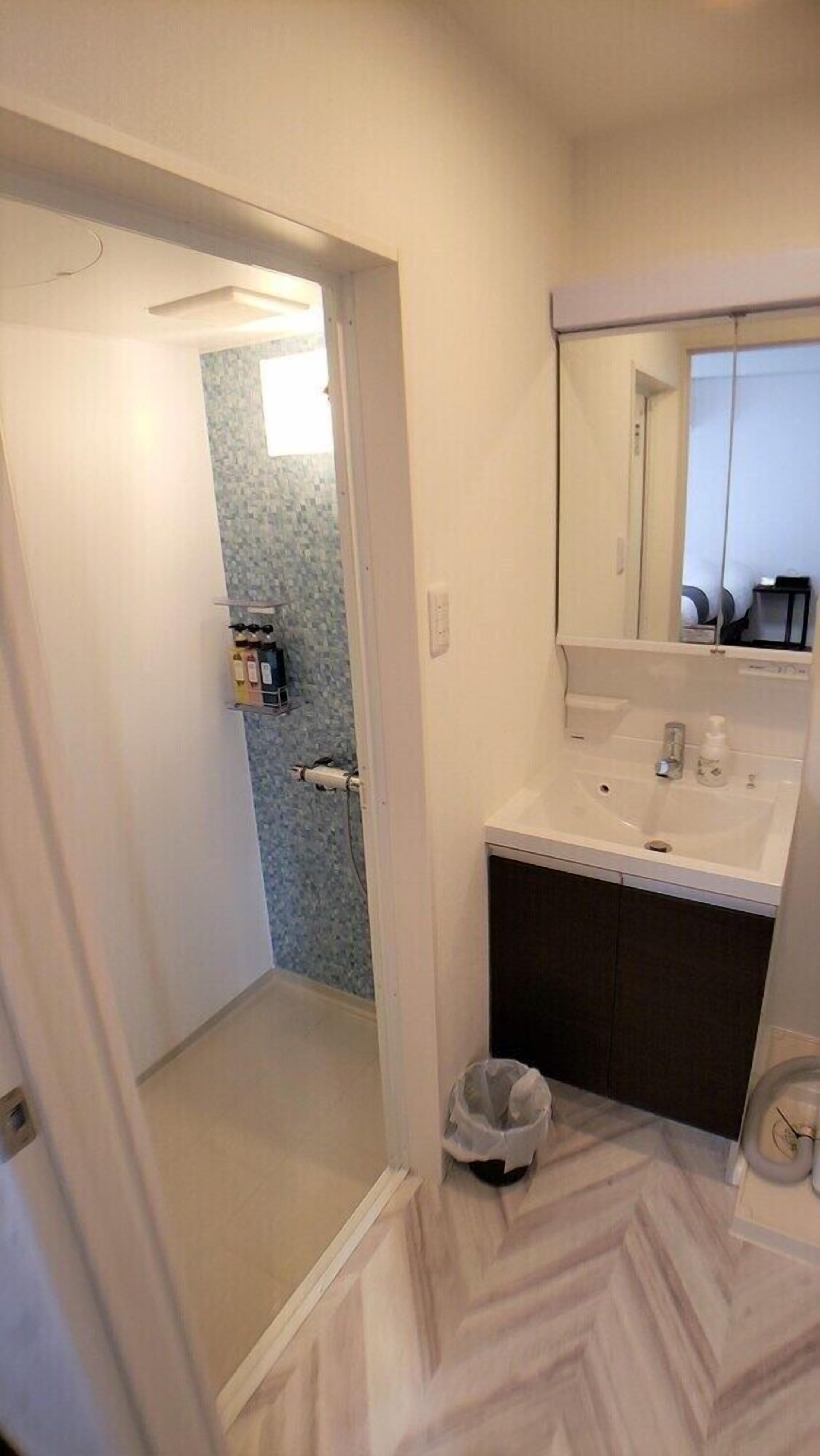 Quarto casal standard | Pia do banheiro