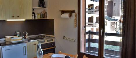 Frigorífico, horno, placa de cocina y cafetera o tetera