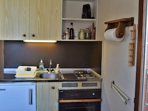 Køleskab, ovn, kogeplade, kaffe-/temaskine