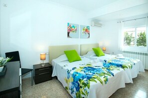 3 slaapkamers, een strijkplank/strijkijzer, gratis wifi, beddengoed