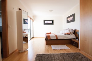 3 habitaciones, tabla de planchar con plancha, wifi y ropa de cama 