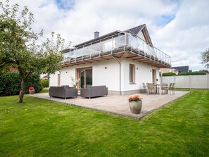 Outdoor dining - Exclusive holiday home, 140 sqm, 4 rooms, 2 bathrooms, kitchen, fireplace (Barth)