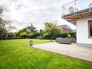 Terrace/patio - Exclusive holiday home, 140 sqm, 4 rooms, 2 bathrooms, kitchen, fireplace (Barth)