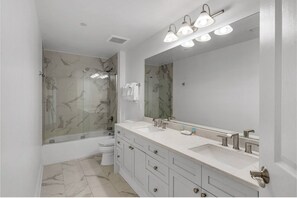 Bañera con ducha, toallas