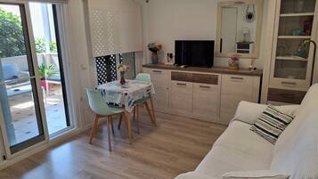 Een smart-tv en boeken