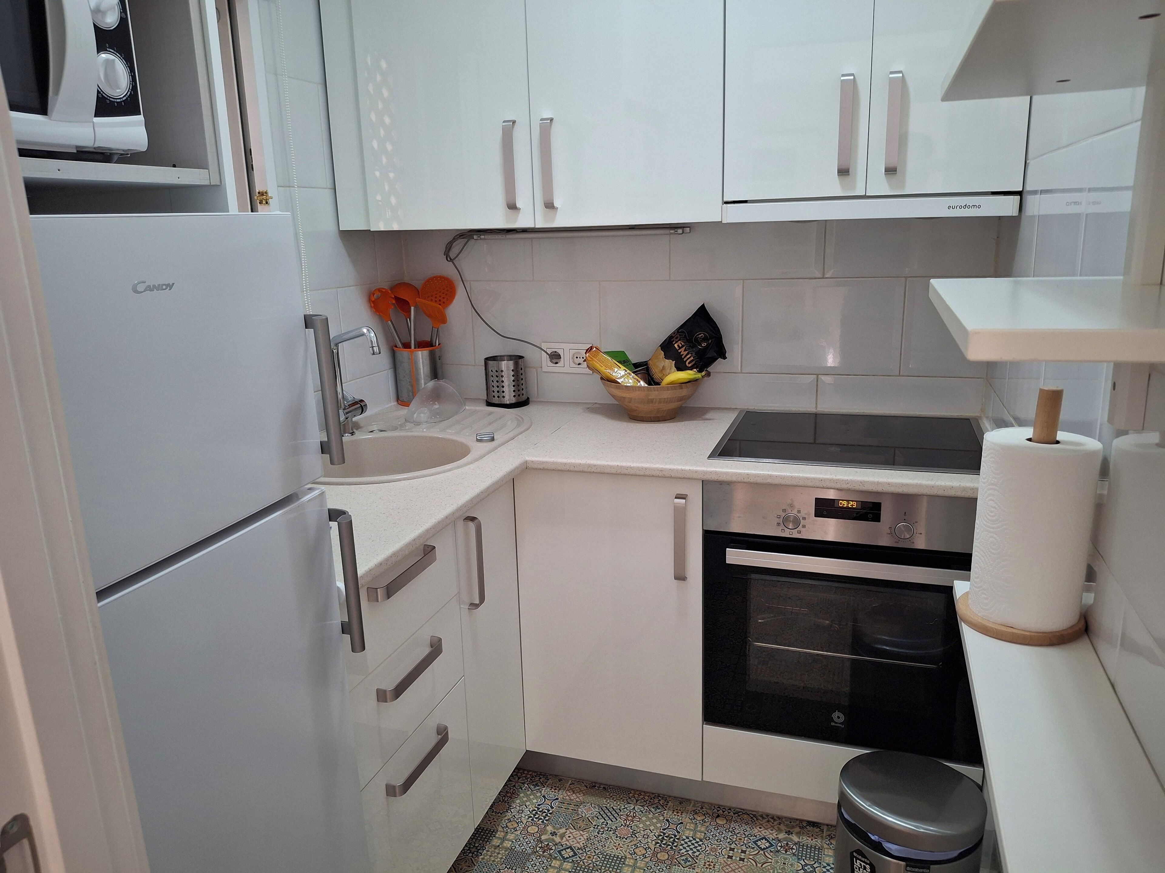 Kühlschrank, Mikrowelle, Ofen, Herdplatte