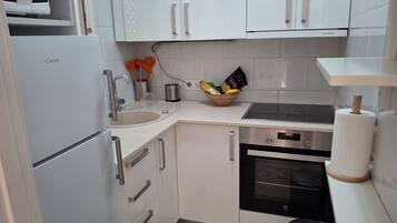 Køleskab, mikrobølgeovn, ovn, kogeplade