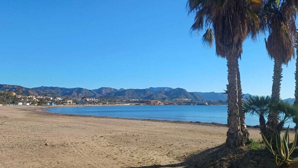 A beach with a clear view of the ocean and mountains in the background. - Apartment in El Alamillo (Puerto de Mazarrón)