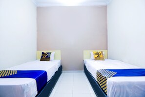 Economy Twin Room | Free WiFi - SPOT ON 2370 Berkah Homestay Syariah (Pekanbaru)