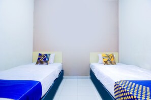 Economy Twin Room | Free WiFi - SPOT ON 2370 Berkah Homestay Syariah (Pekanbaru)