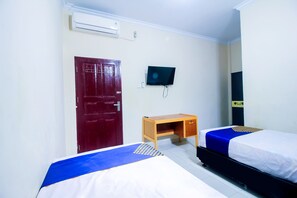 Economy Twin Room | Free WiFi - SPOT ON 2370 Berkah Homestay Syariah (Pekanbaru)