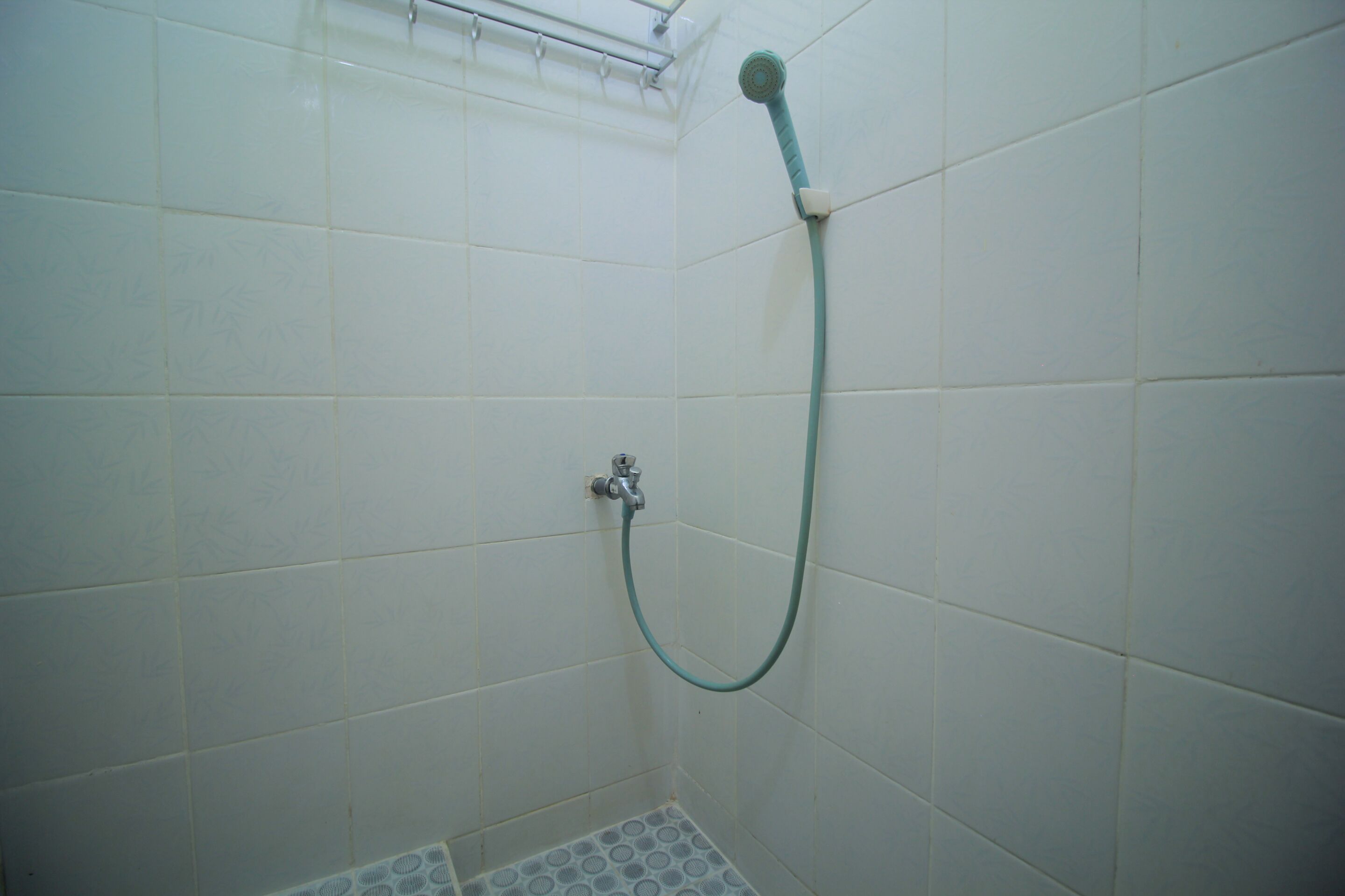 Economy Triple Room | Bathroom | Shower, towels