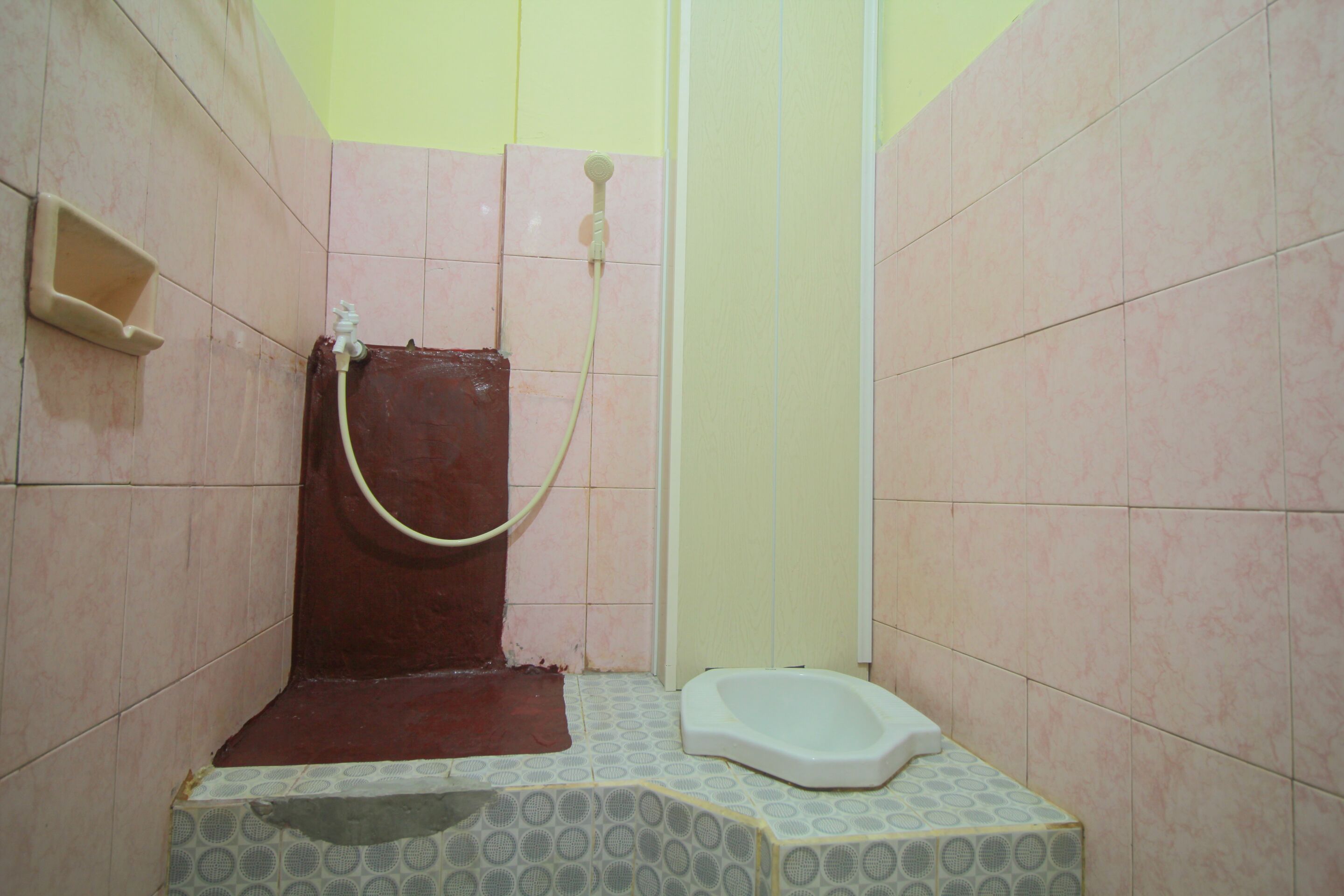 Une petite salle de bain avec une douche, des toilettes et un lavabo.