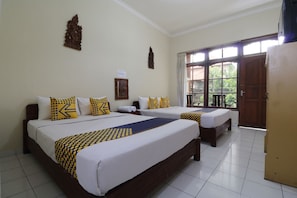 Kamar Twin Ekonomi | Meja kerja, Wi-Fi gratis, dan seprai linen