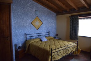 2 bedrooms, travel cot, free WiFi, bed sheets