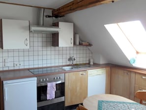 Een koelkast, een magnetron, een oven, een vaatwasser