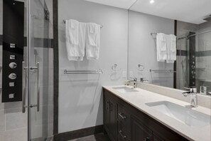 Regendusche, Haartrockner, Handtücher