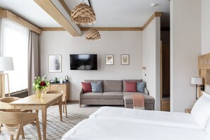 华丽双人房, 1 张大床和 1 张沙发床 | 起居区 | 45-英寸纯平电视 （配备有线频道）、电视