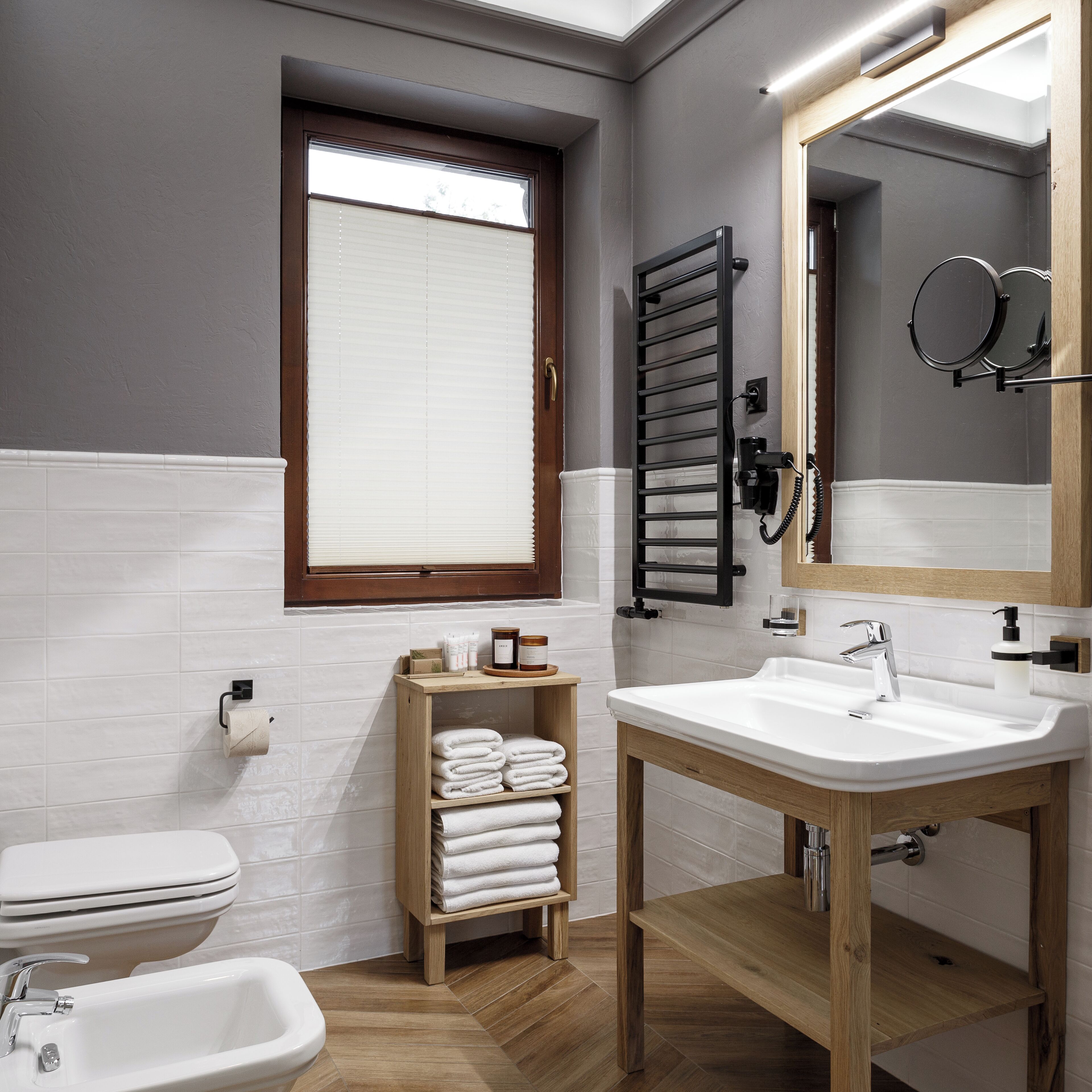 deluxe apartment | bathroom | shower, rainfall showerhead, free toiletries, hair dryer