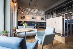 2 restauranter, der serverer morgenmad, frokost og aftensmad