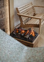 Un banco de madera con fuego ardiendo debajo.