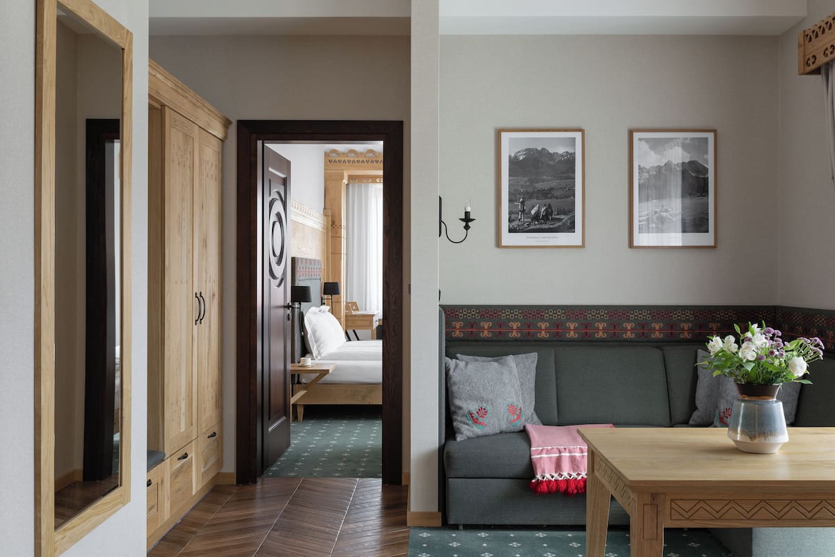 Suite – premium | Minibar, safe på rommet, skrivebord og skrivebord for bærbar PC