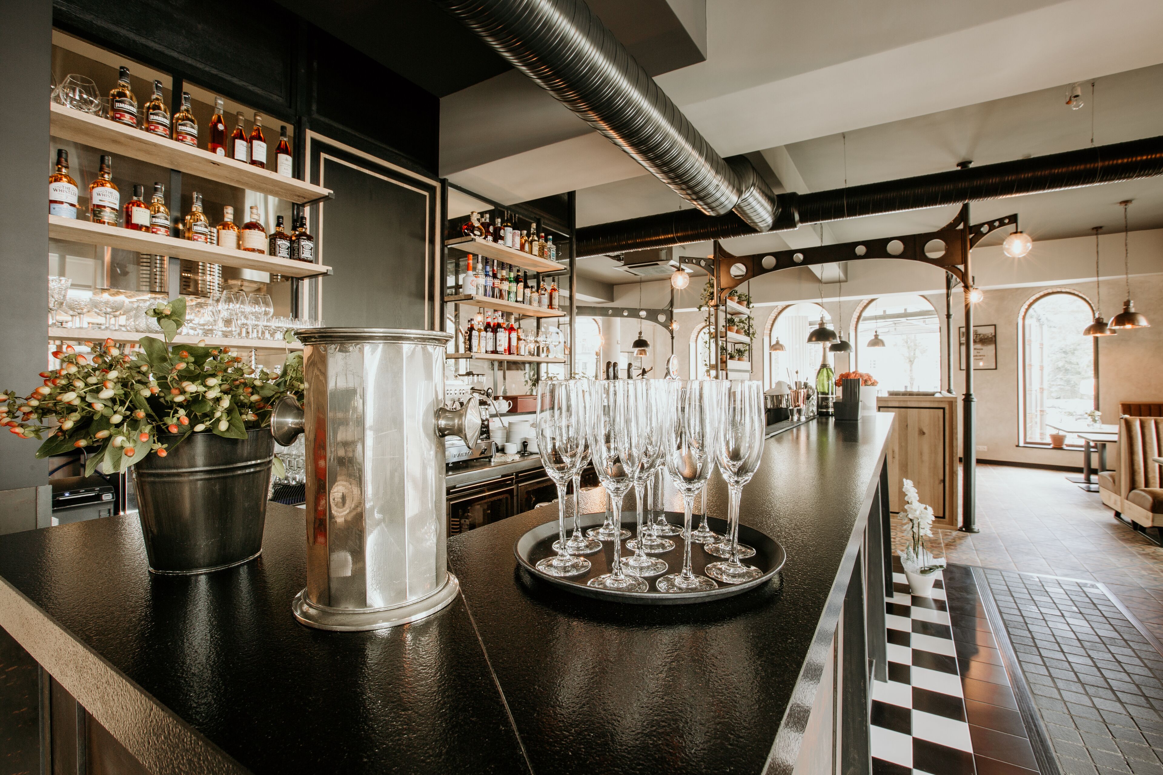 2 restaurants, breakfast, lunch, dinner served; italian cuisine