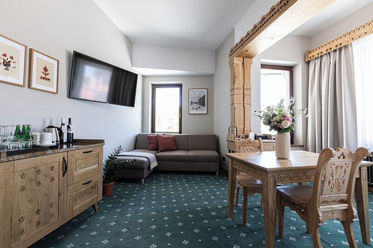 Deluxe dubbelrum - 1 queensize-säng med bäddsoffa | 1 sovrum, minibar, värdeförvaringsskåp på rummet och skrivbord