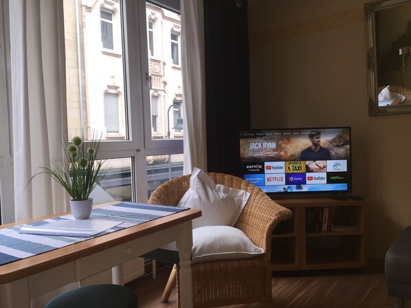 Televisor intel·ligent, reproductor de DVD i videoteca