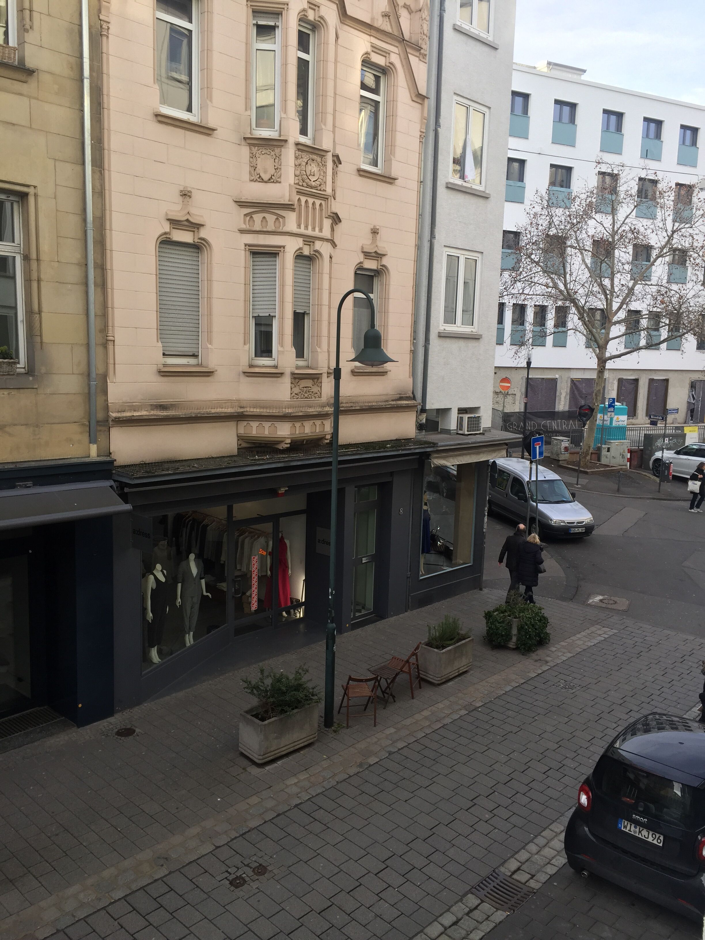 Parkplätze auf dem Gelände, Ladestation für Elektroautos