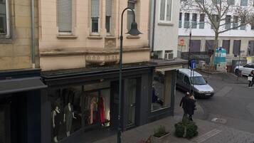 Parkplätze auf dem Gelände, Ladestation für Elektroautos