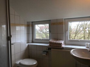 Haartrockner, Handtücher, Toilettenpapier