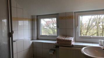 Haartrockner, Handtücher, Toilettenpapier