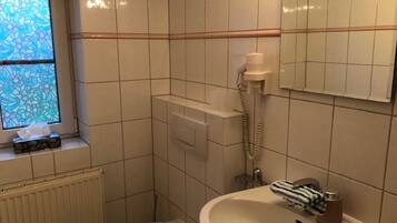 Dusche, Haartrockner, Handtücher, Toilettenpapier