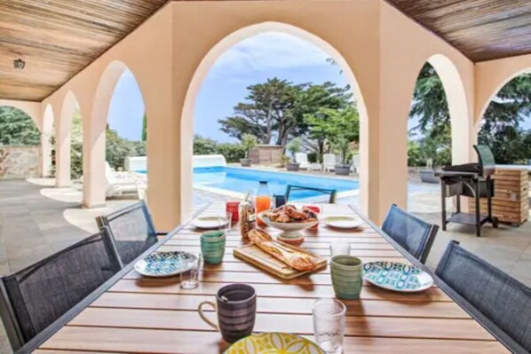 Outdoor dining - Charming Villa with large swimming pool & unique view over mountains, plain, sea (Llauro)
