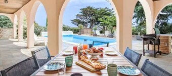 Villa di charme con grande piscina e vista unica su montagne, villaggi e mare